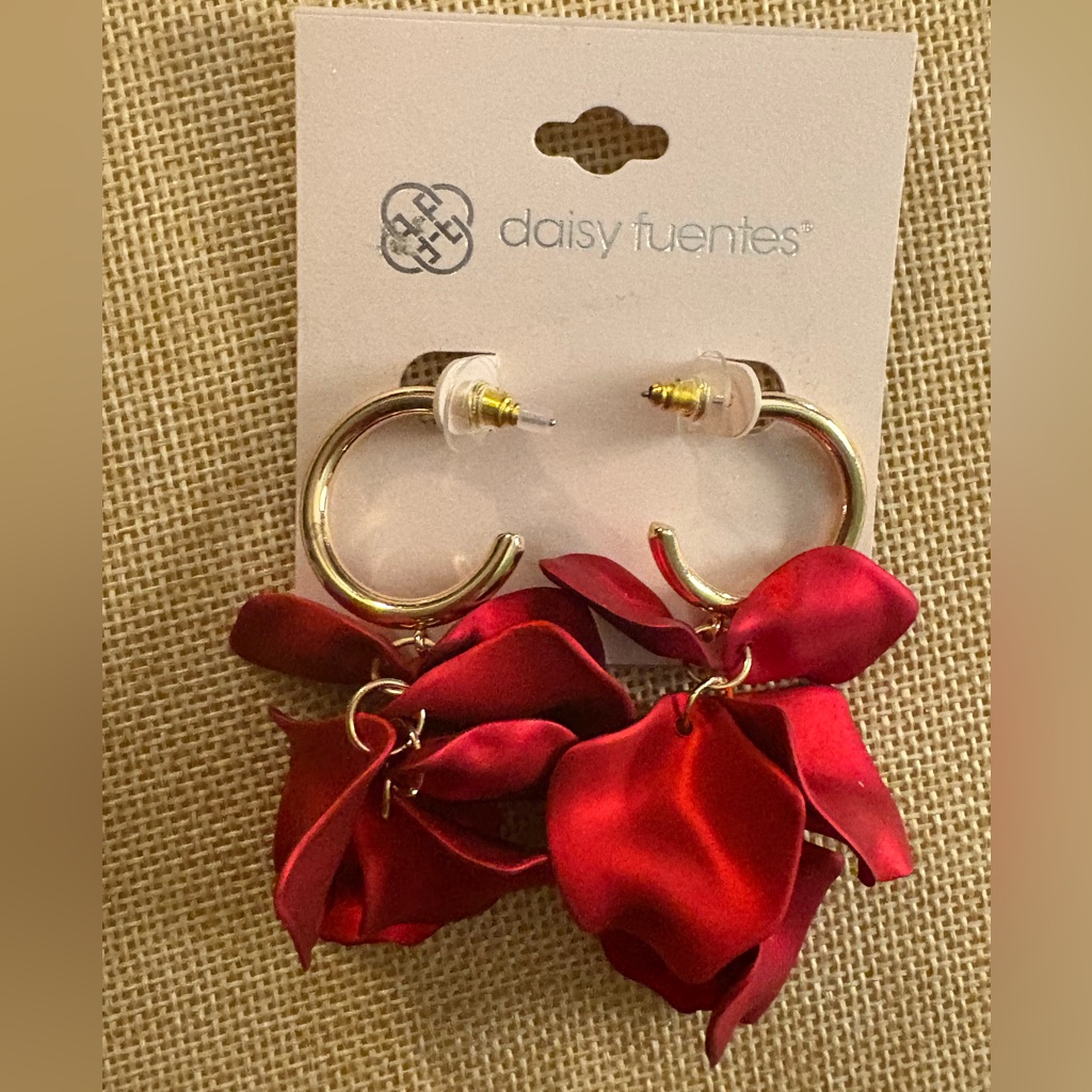 Daisy Fuentes Red Flower Drop Earrings Gold Tone Hoop Post Back Nwt 10$